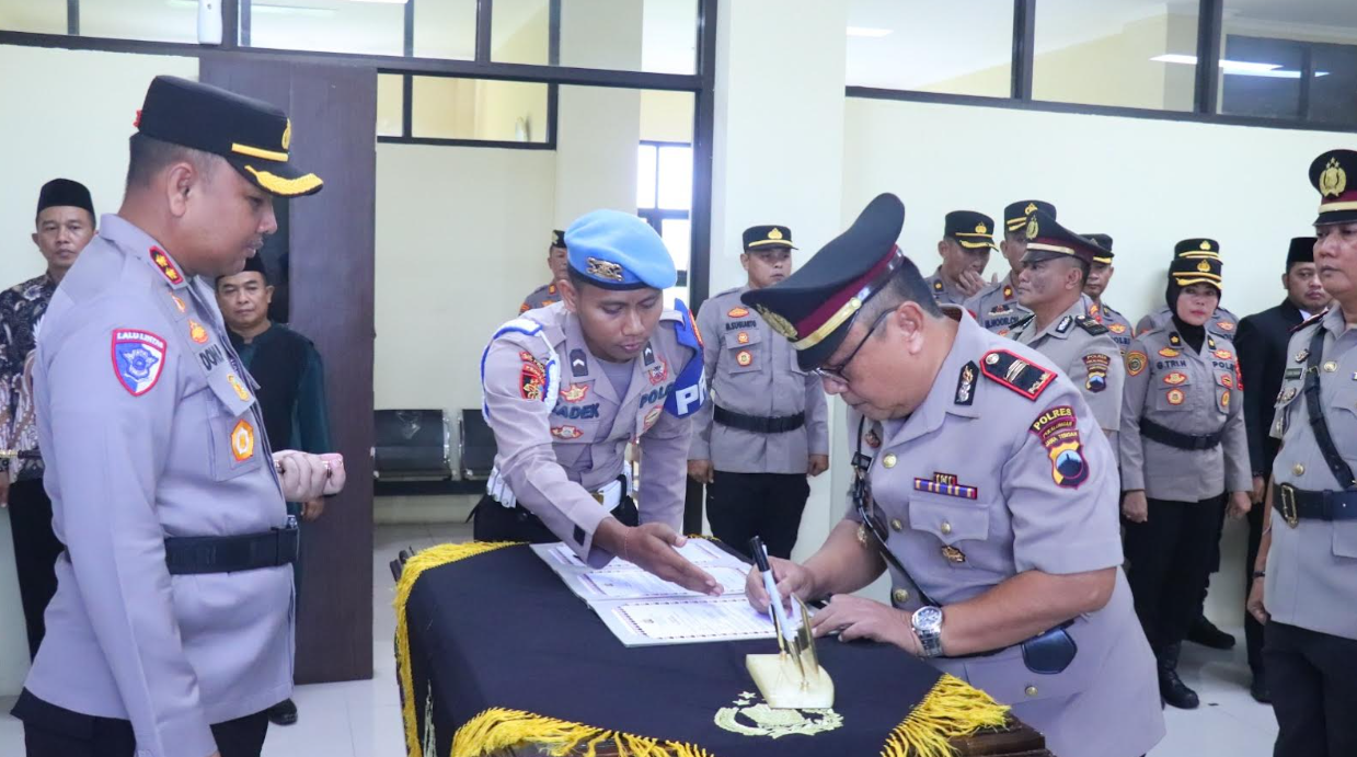 Jabatan Kasat Resnarkoba dan Beberapa Kapolsek Jajaran Polres Pekalongan Terkena Mutasi, Kapolres Pimpin Upacara Sertijab