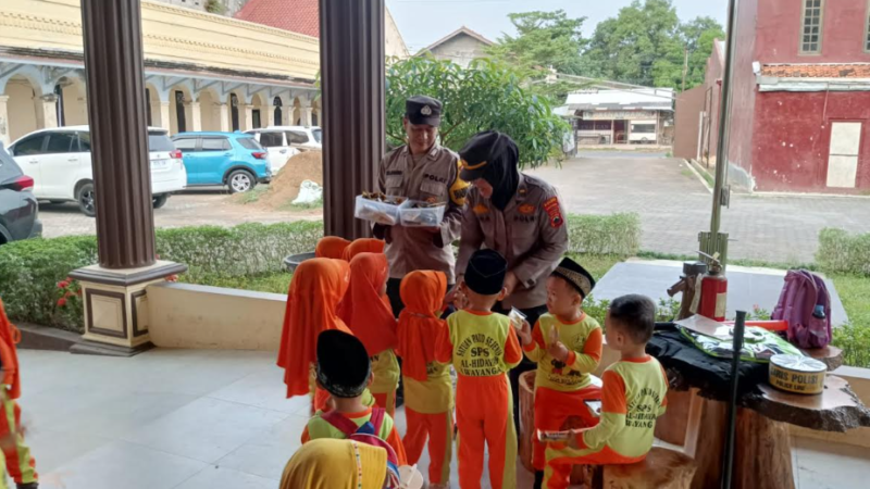 Kunjungi Polsek kedungwuni, Anak-Anak Paud Sejahtera SPS Al Hidayah Kwayangan Diperkenalkan Tugas-Tugas kepolisian