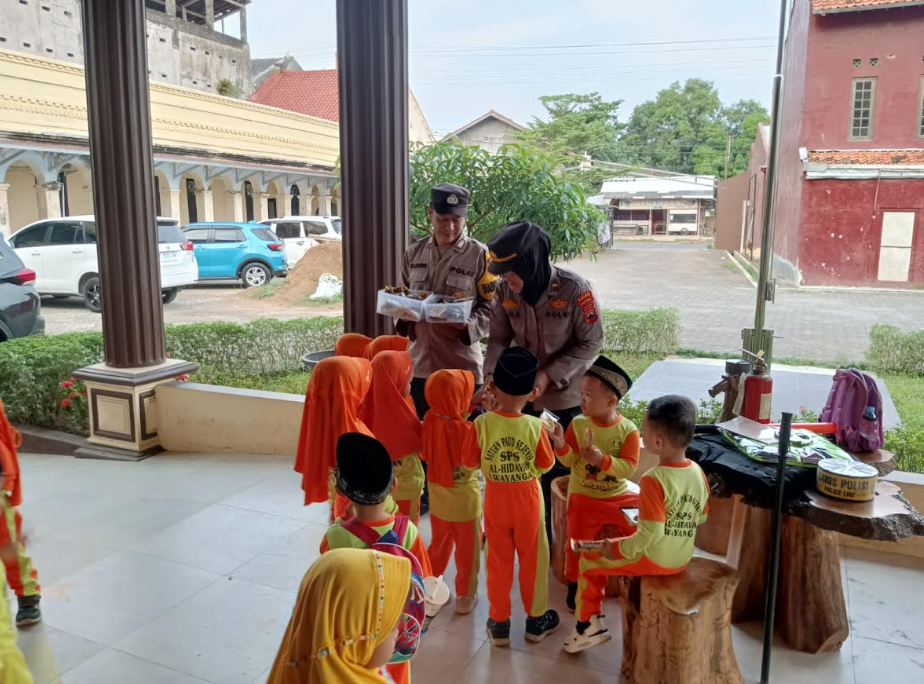 Kunjungi Polsek kedungwuni, Anak-Anak Paud Sejahtera SPS Al Hidayah Kwayangan Diperkenalkan Tugas-Tugas kepolisian