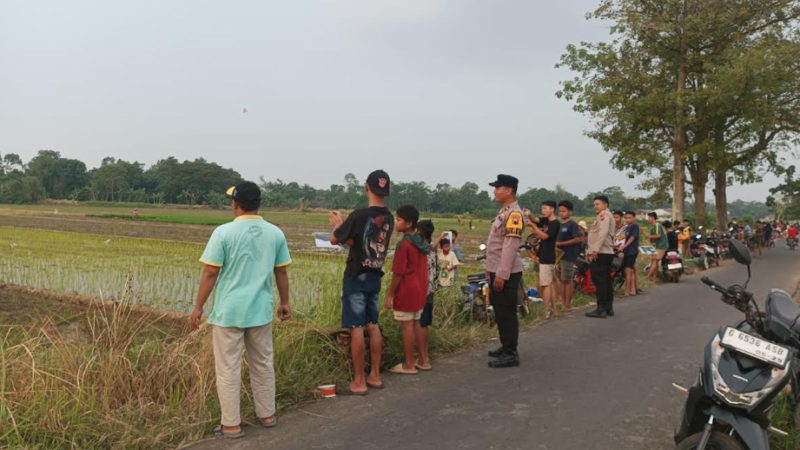 Bhabinkamtibmas Bersama Pemdes Tangkil Kulon Tindak Lanjuti Laporan Warga Terkait Banyak Tanaman Padi Milik Petani yang Rusak
