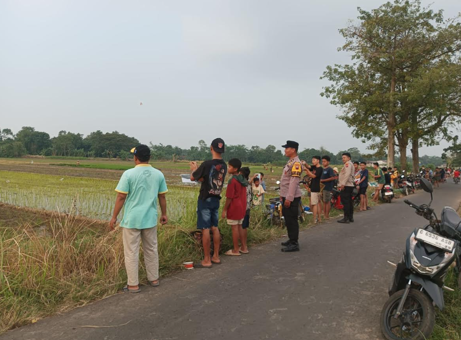 Bhabinkamtibmas Bersama Pemdes Tangkil Kulon Tindak Lanjuti Laporan Warga Terkait Banyak Tanaman Padi Milik Petani yang Rusak