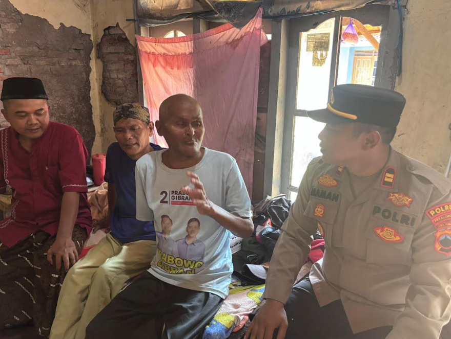 Satu Hari Satu Kebaikan, Kapolsek Wiradesa Berikan Bantuan kepada Warga Kurang Mampu