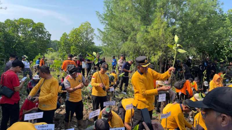 Hari Lingkungan Hidup, Wakapolres Pekalongan Hadiri Penanaman Mangrove dan Launching Program Prioritas Gubernur Jawa Tengah “Mageri Segoro”