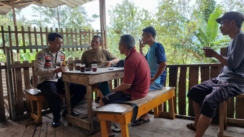 Ngopi Bareng Warga, Bripka Angesti Sosialisasikan Call Center 110