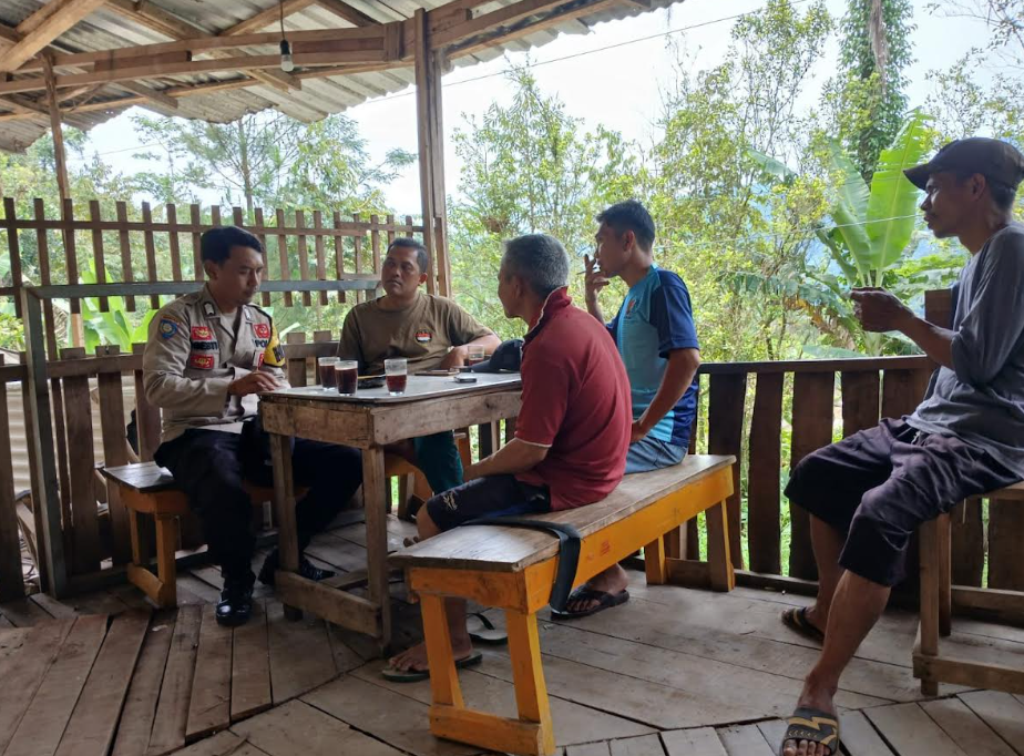 Ngopi Bareng Warga, Bripka Angesti Sosialisasikan Call Center 110