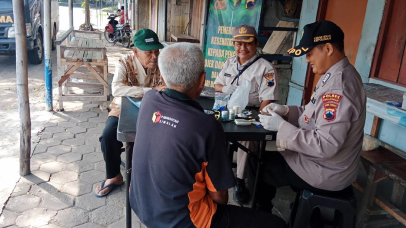 Polres Pekalongan Gelar Bakti Kesehatan, Cek Pengemudi Ojek di Pertigaan Sipait
