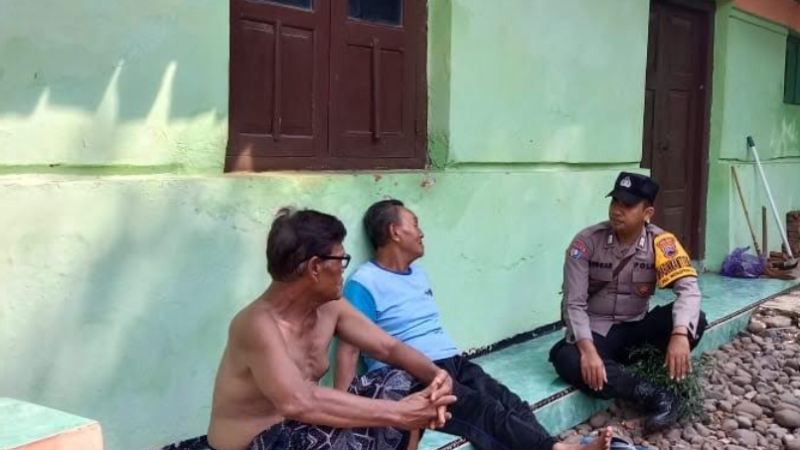 Ngobrol Bareng Warga saat Patroli, Anggota Polsek Wonopringgo : Jelaskan Call Center 110