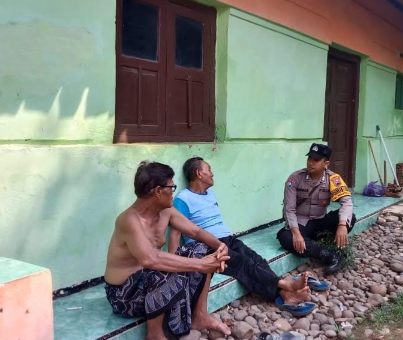 Ngobrol Bareng Warga saat Patroli, Anggota Polsek Wonopringgo : Jelaskan Call Center 110