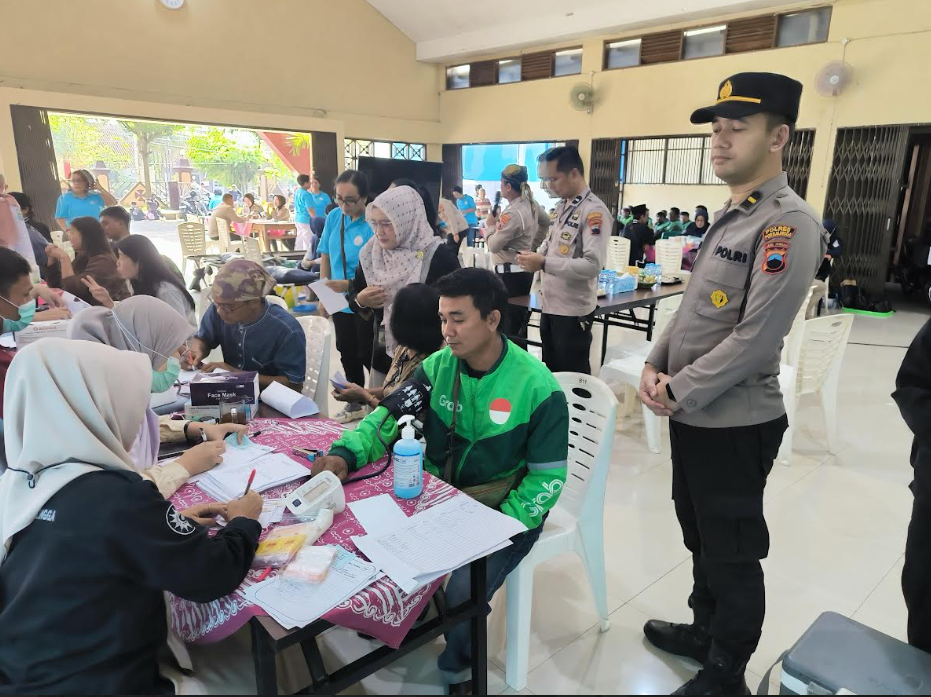 Polres Purbalingga Bersama Gereja Katolik Santo Agustinus Gelar Bakti Kesehatan dan Bakti Religi Hari Bhayangkara Ke 79
