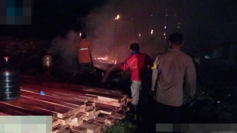 Depot Kayu di Desa Pedawang Pekalongan Terbakar, Penyebab Diduga dari Sampah yang terbakar Di Samping Depot