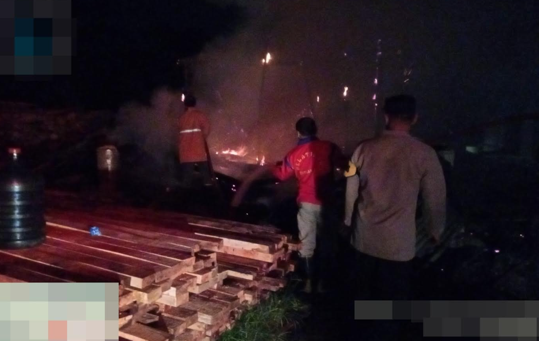 Depot Kayu di Desa Pedawang Pekalongan Terbakar, Penyebab Diduga dari Sampah yang terbakar Di Samping Depot