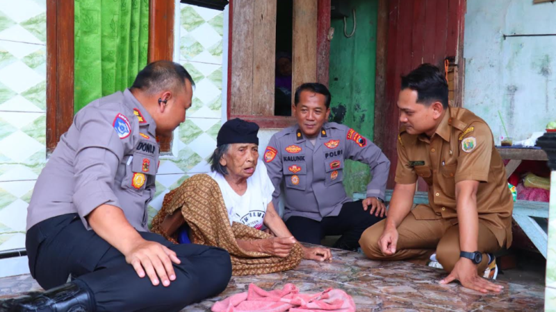Kapolres Pekalongan beserta PJU Kunjungi dan Serahkan Bantuan Sosial kepada Penghuni Bedah Rumah