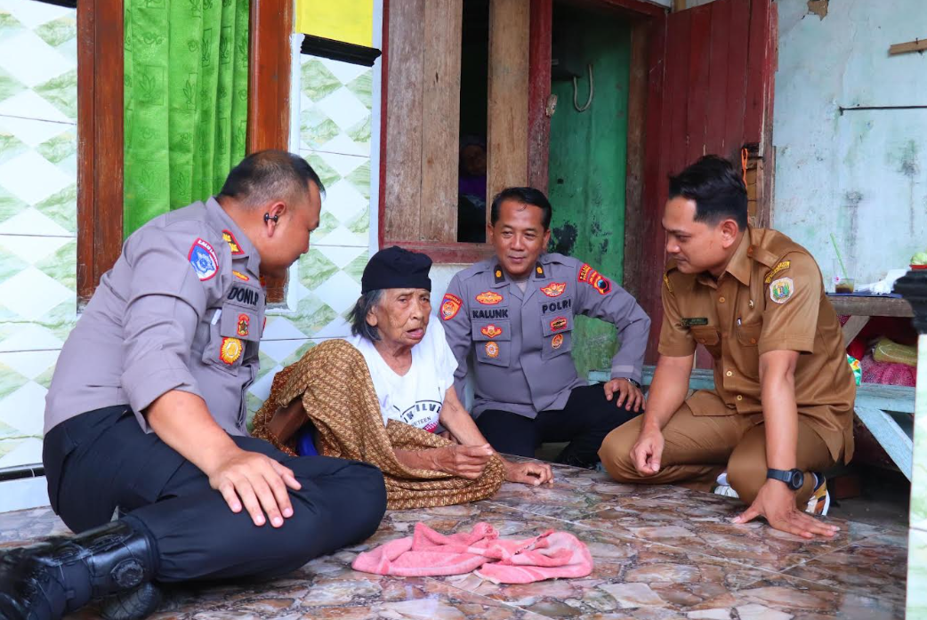 Kapolres Pekalongan beserta PJU Kunjungi dan Serahkan Bantuan Sosial kepada Penghuni Bedah Rumah