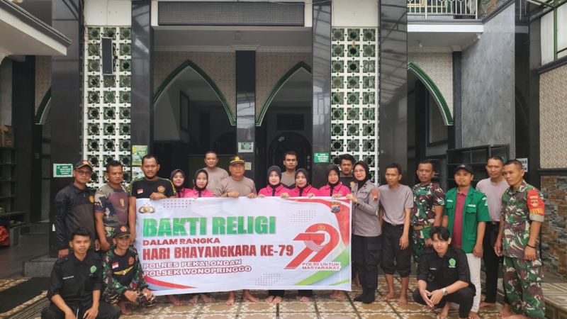 Bakti Religi di Masjid Nur Ali Sedayu Desa Pegaden Tengah, Polsek wonopringgo Semarakkan HUT Bhayangkara Ke-79