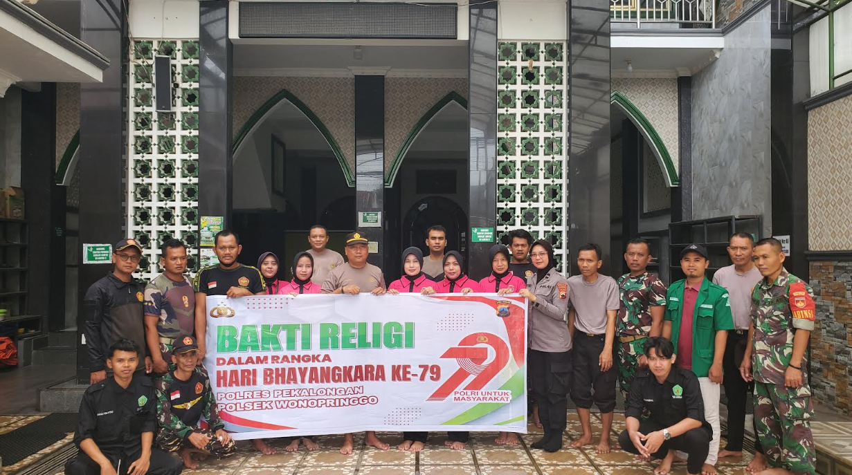 Bakti Religi di Masjid Nur Ali Sedayu Desa Pegaden Tengah, Polsek wonopringgo Semarakkan HUT Bhayangkara Ke-79