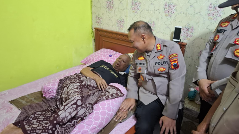 Kapolres Pekalongan Laksanakan Anjangsana ke AKBP (Purn) Umar Sanusi dalam Rangka Hari Bhayangkara Ke-79