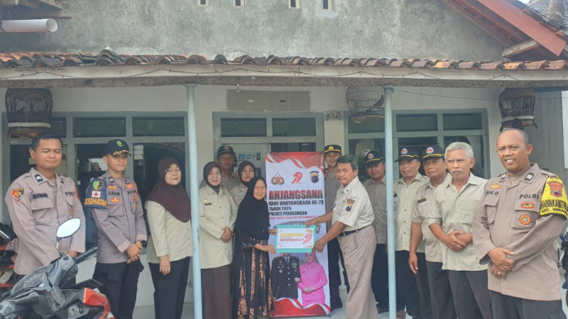 Anjangsana kepada Purnawirawan Polri dan Warakawuri, Polres Pekalongan Serahkan Bantuan Sosial