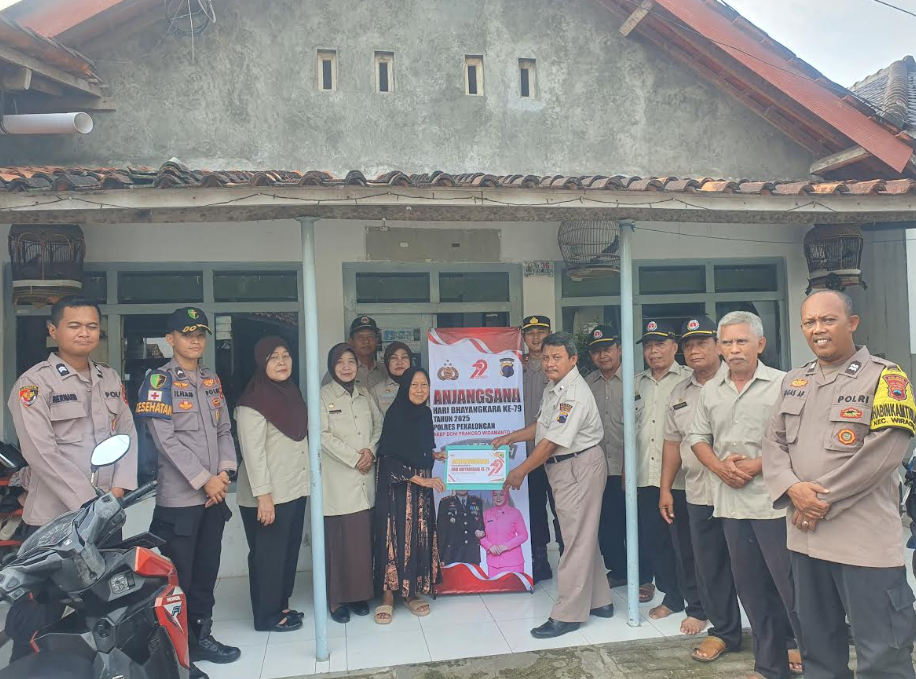 Anjangsana kepada Purnawirawan Polri dan Warakawuri, Polres Pekalongan Serahkan Bantuan Sosial
