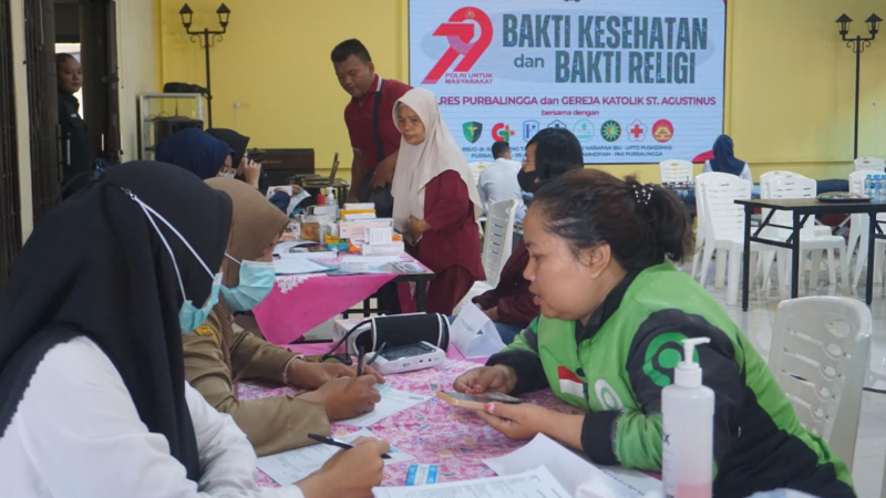 Polres Purbalingga Bersama Gereja Santo Agustinus Gelar Bakti Kesehatan dan Bakti Religi Hari Bhayangkara Ke 79