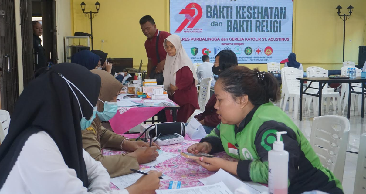 Polres Purbalingga Bersama Gereja Santo Agustinus Gelar Bakti Kesehatan dan Bakti Religi Hari Bhayangkara Ke 79