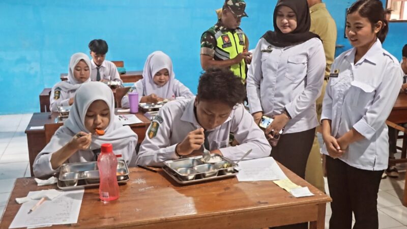 104 Santri Sumowono Ikut Nikmati MBG – Pemerintah Provinsi Jawa Tengah