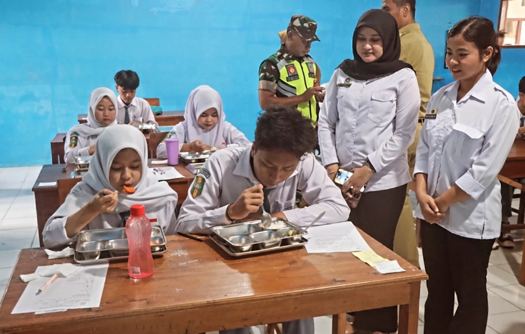 104 Santri Sumowono Ikut Nikmati MBG – Pemerintah Provinsi Jawa Tengah