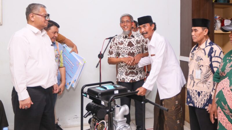 Pemprov Jateng Bagikan 28 Mesin Pompa Air dan Bantuan Keuangan untuk Tangani Banjir Rob Sayung – Pemerintah Provinsi Jawa Tengah