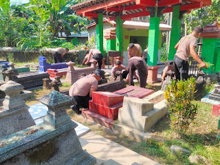 Polsek Kemalang Gelar Aksi Bersih-Bersih Makam di HUT Bhayangkara ke-79, Wujud Empati dan Kepedulian Sosial