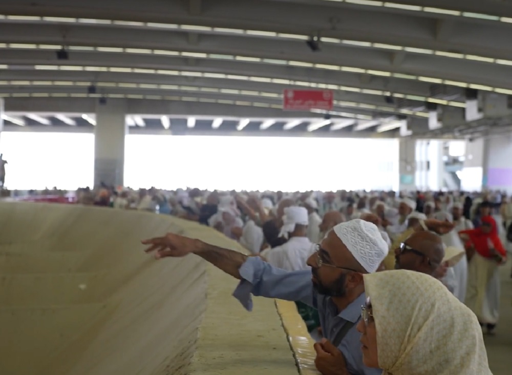 Hari Kedua Tashreeq, Jemaah Haji Lakukan Ritual Lempar Jumrah di Tengah Suhu Tinggi