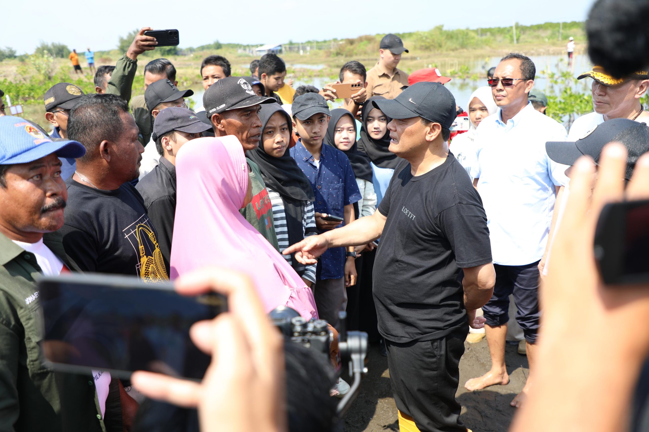 Ahmad Luthfi Nyalakan Asa Masyarakat Pesisir Lepas dari Ancaman Aberasi dan Rob – Pemerintah Provinsi Jawa Tengah