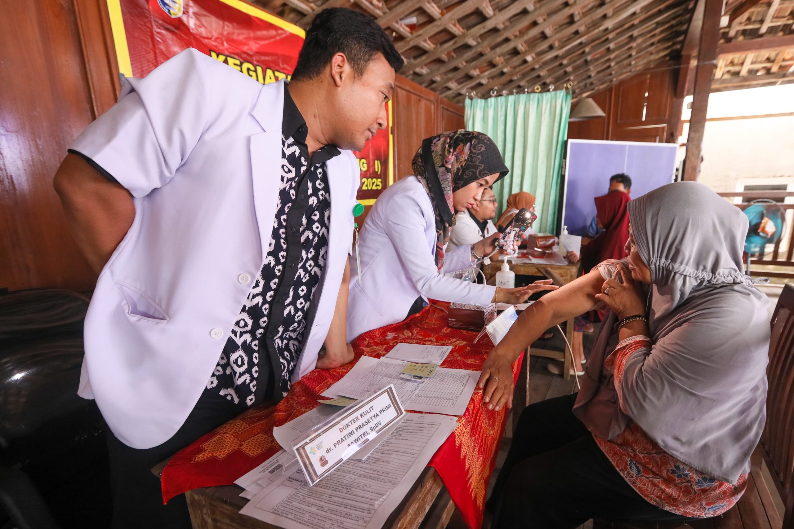 Tak Hanya Periksa Warga Terdampak Banjir Rob Demak, Speling juga Edukasikan Cegah Penyakit Kulit – Pemerintah Provinsi Jawa Tengah
