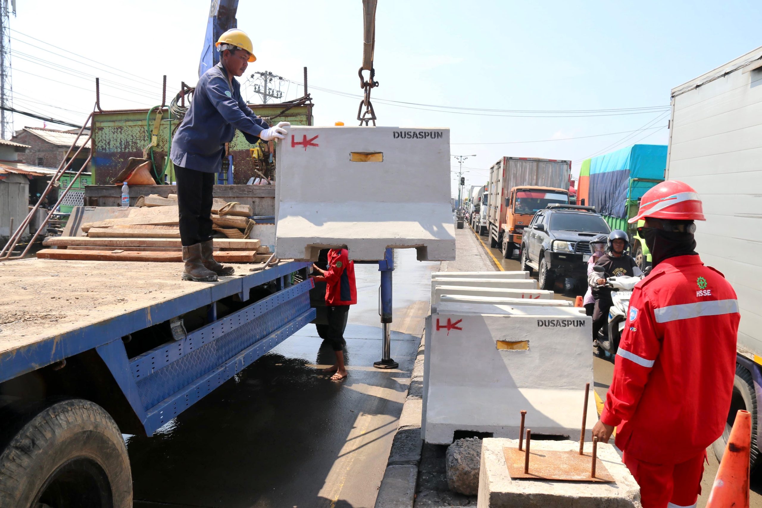Urai Macet Akibat Rob Sayung, Kementerian PU Pasang Batas Beton Dukung Upaya Pemprov Jateng – Pemerintah Provinsi Jawa Tengah