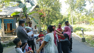 Dalam Rangka Hari Bhayangkara ke-79, Polsek Kemalang Salurkan Bantuan Pakaian Layak Pakai untuk Warga