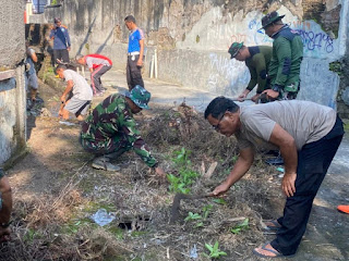 Polsek Juwiring Gelar Aksi Bersih Selokan, Wujud Nyata Kepedulian Lingkungan di Hari Bhayangkara ke-79