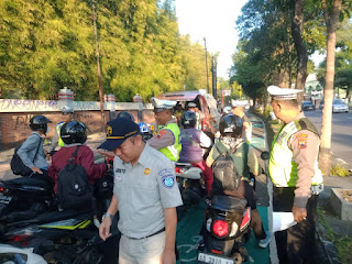 Satlantas Polres Klaten Sosialisasikan Operasi Patuh Candi 2025 di Pasar Srago dan Beri Teguran Simpatik di Jalan Veteran