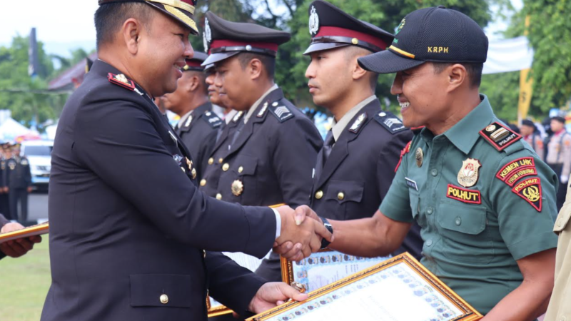 Kapolres Pekalongan Berikan Penghargaan kepada Anggota dan Warga Saat Upacara hari Bhayangkara Ke-79