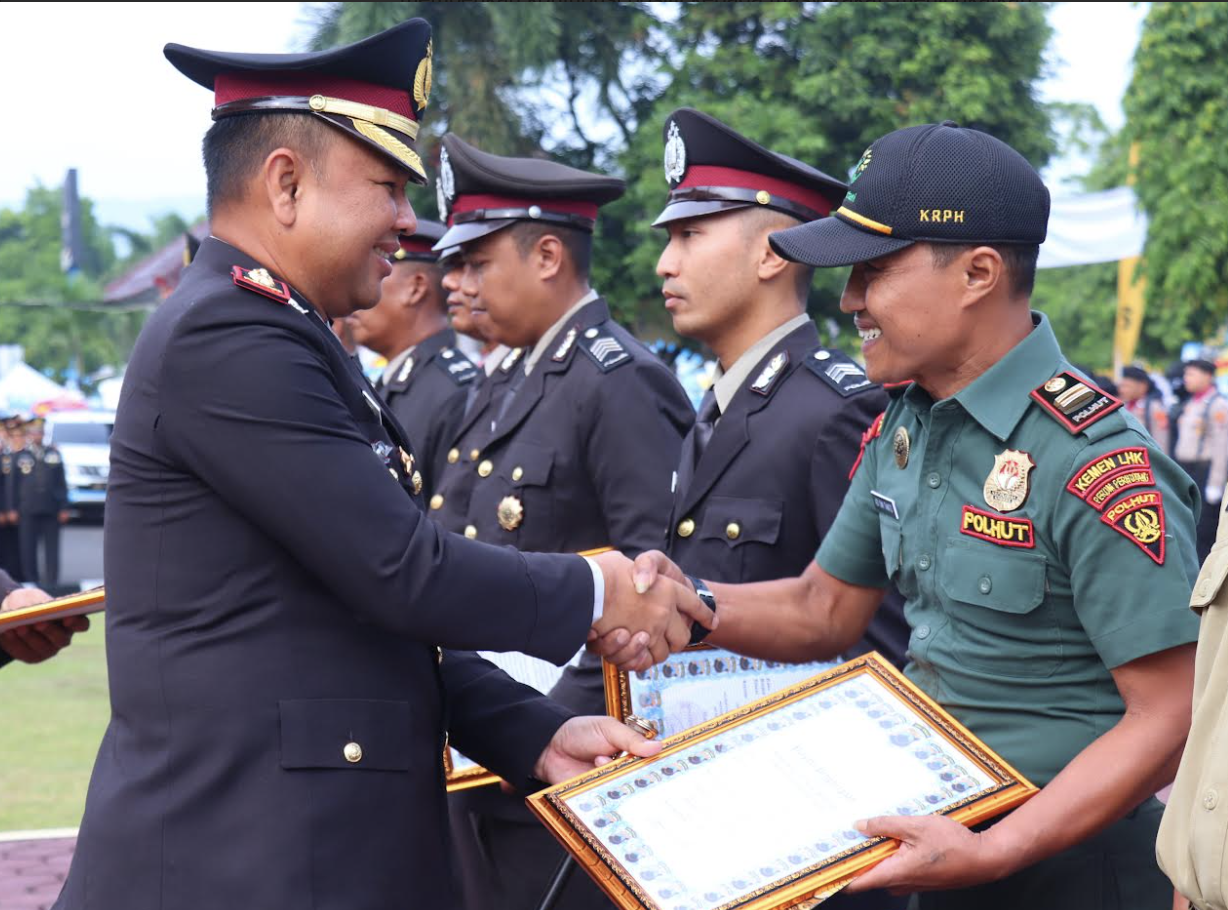 Kapolres Pekalongan Berikan Penghargaan kepada Anggota dan Warga Saat Upacara hari Bhayangkara Ke-79