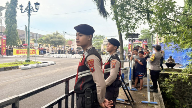 Sejumlah Polisi Amankan Kejuaraan Road Race Casytha Manahadap Putaran 2 Tahun 2025