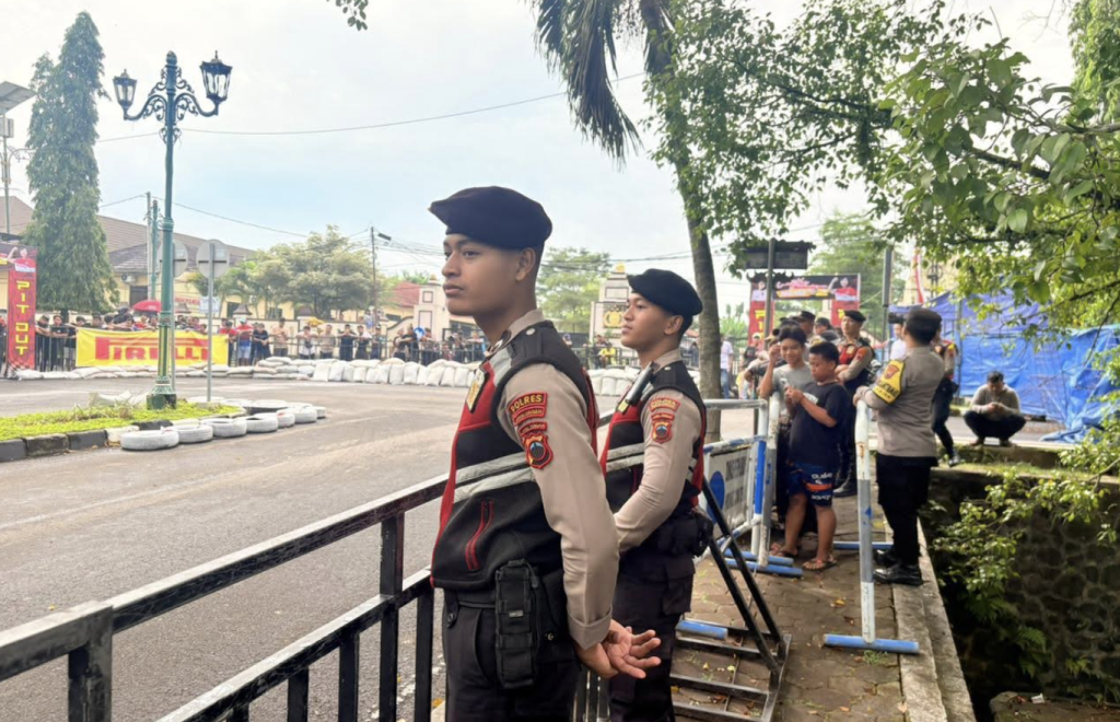 Sejumlah Polisi Amankan Kejuaraan Road Race Casytha Manahadap Putaran 2 Tahun 2025