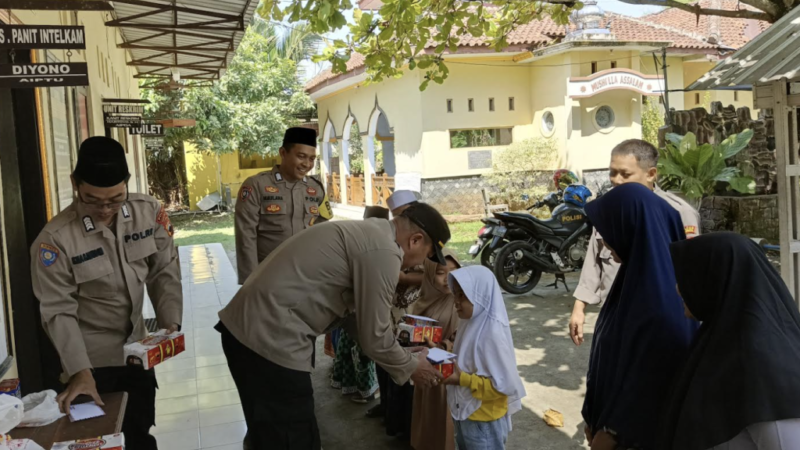 Polsek Sragi Berikan Santunan kepada Anak Yatim dalam Rangka Meningkatkan Kepedulian Sosial