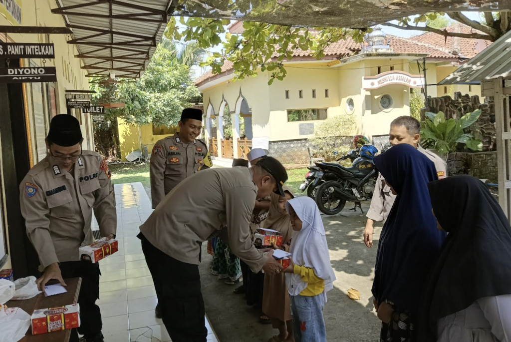 Polsek Sragi Berikan Santunan kepada Anak Yatim dalam Rangka Meningkatkan Kepedulian Sosial