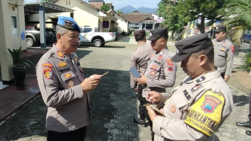 Gaktibplin di Polsek Doro, Si Propam Polres Pekalongan : Tingkatkan Kedisiplinan dan Profesionalisme Anggota