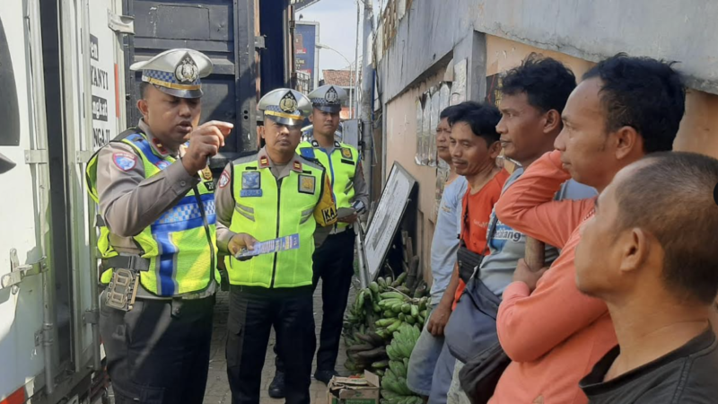 Sambangi Pengemudi Angkutan Logistik di Pasar Induk Kajen, Satlantas Polres Pekalongan Berikan Edukasi dan Sosialisasi Ops Patuh Candi 2025