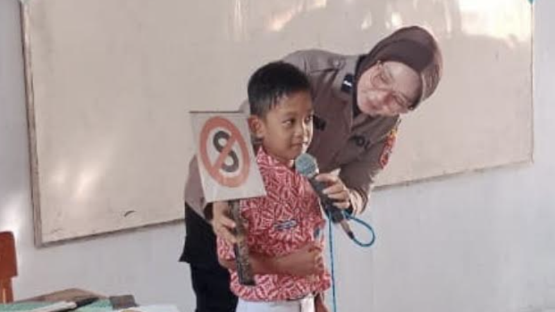 MPLS SDN Surobayan : Kanit Binmas Polsek Wonopringgo Tanamkan Nilai Tertib Berlalu Lintas Sejak Usia Dini