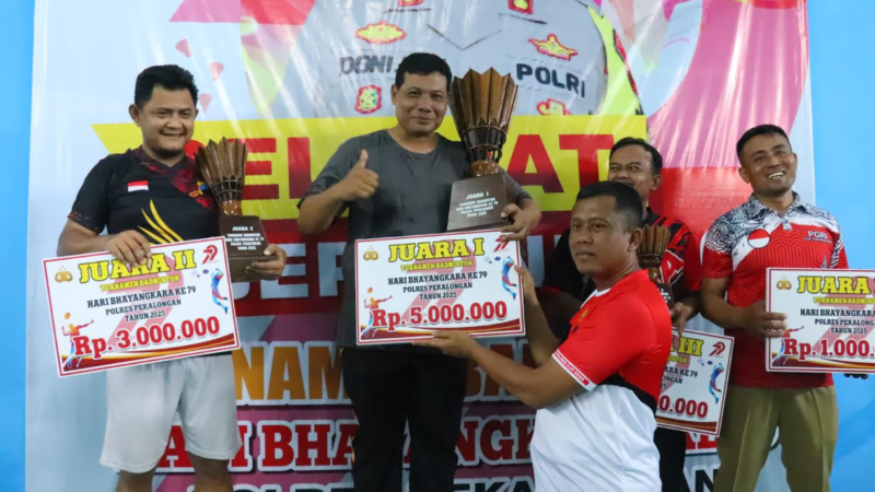 Tim Polres Pekalongan Raih Juara 1 dalam Turnamen Badminton Hari Bhayangkara Ke-79