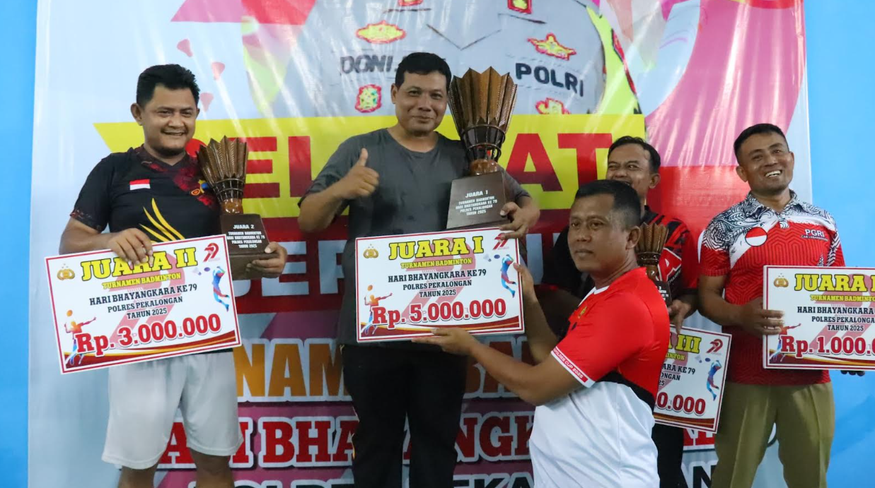 Tim Polres Pekalongan Raih Juara 1 dalam Turnamen Badminton Hari Bhayangkara Ke-79