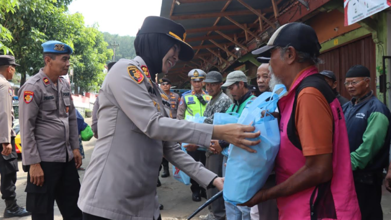 Hari Bhayangkara ke-79, Polres Magelang Kota Salurkan 100 Bansos