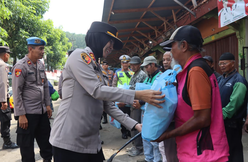 Hari Bhayangkara ke-79, Polres Magelang Kota Salurkan 100 Bansos