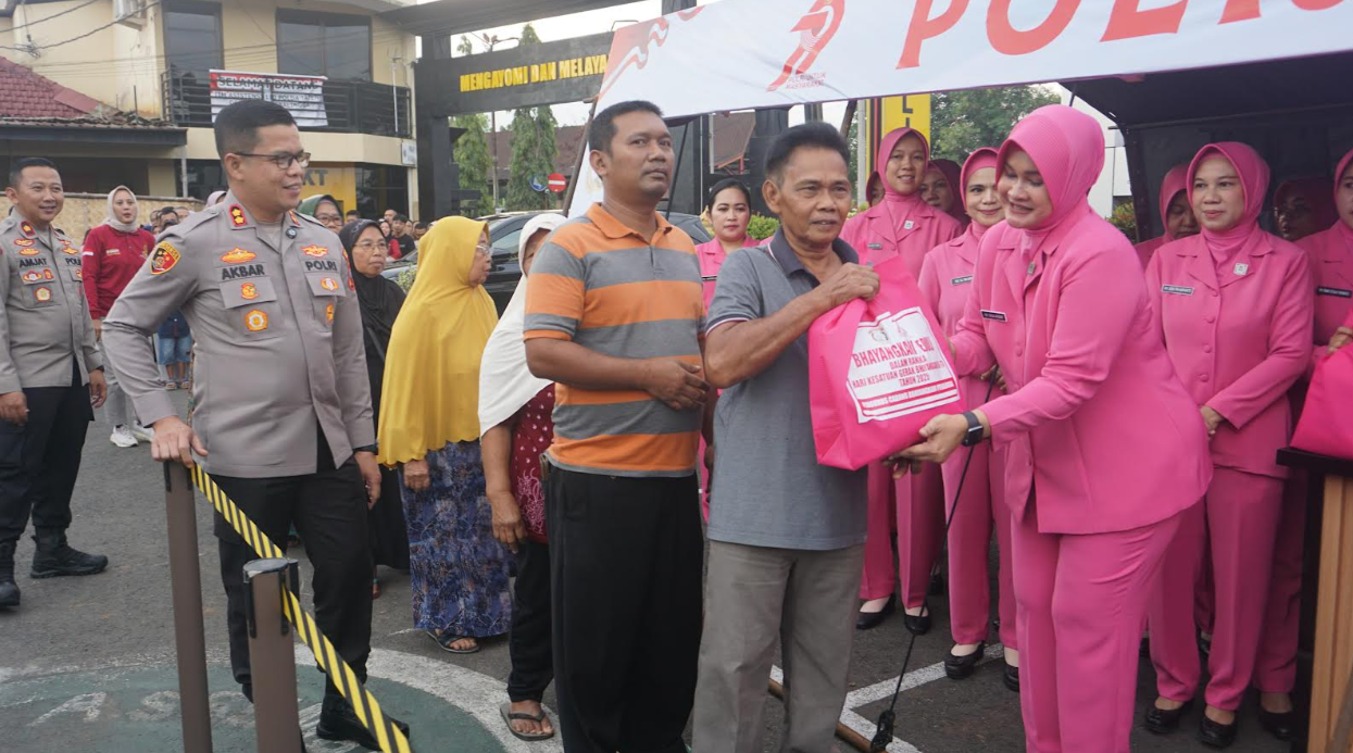 Polres Purbalingga Gelar Bazar Sembako Tebus Murah Hari Bhayangkara Ke-79