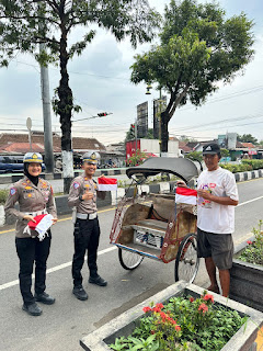 Polantas Klaten Gaungkan Semangat Kemerdekaan Lewat Pembagian Bendera Merah Putih